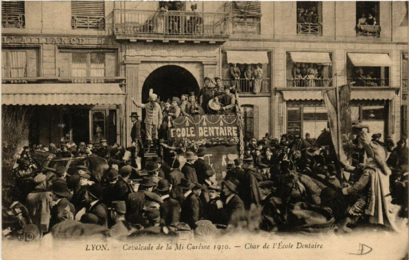 Carte postale ancienne Lyon - Cavalcade de la Mi Careme 1910 à Lyon
