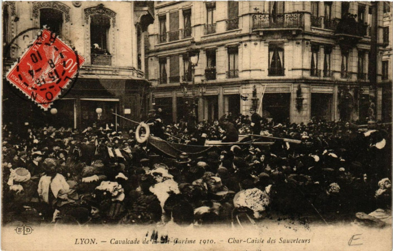 Carte postale ancienne Lyon Cavalcade de la Mi Careme 1910 Char Caisse des Sauveleurs à Lyon
