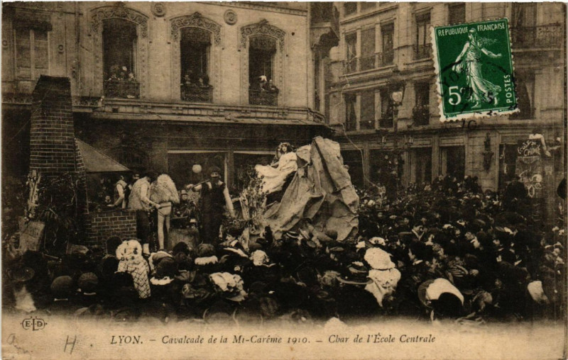 Carte postale ancienne Lyon Cavalcade de la Mi-Careme 1910 Char de l'Ecole Centrale à Lyon