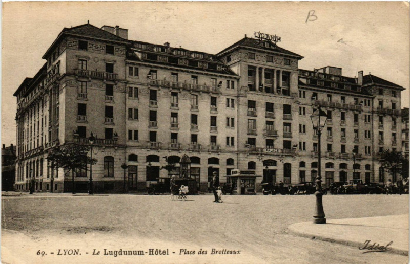 Carte postale ancienne Lyon - Le Lugdunum Hotel - Place des Brotteaux à Lyon