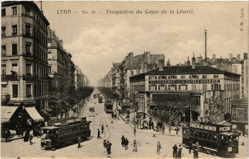Carte postale ancienne Lyon - Perspective du Cours de la Liberte à Lyon