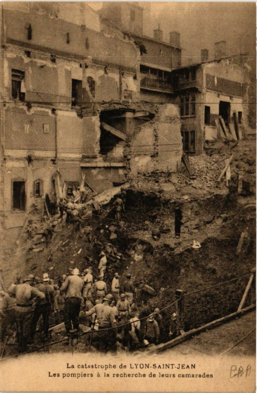 Carte postale ancienne La catastrophe de Lyon Saint-Jean - Les pompiers a la recherche de à Lyon