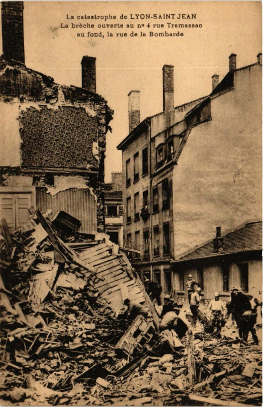 Carte postale ancienne La catastrophe de Lyon Saint-Jean La breche ouverte au no 4 rue T à Lyon
