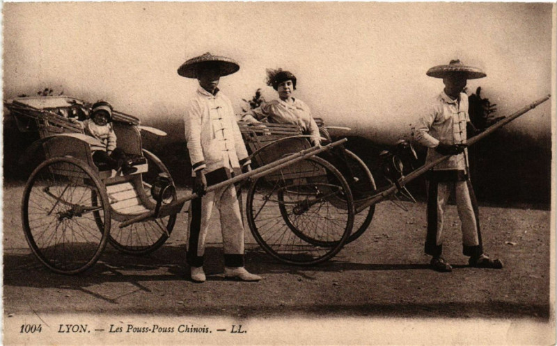 Carte postale ancienne Lyon - Les Pouss Pouss Chinois à Lyon
