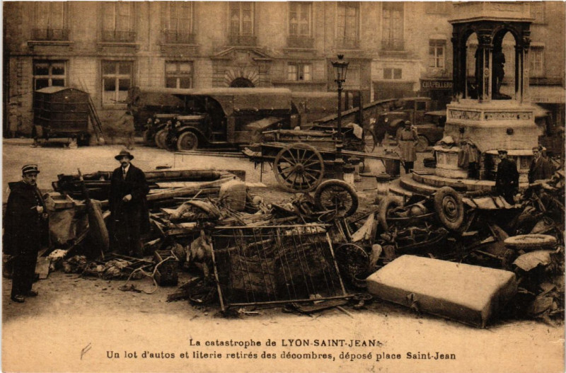 Carte postale ancienne La Catastrophe de Lyon Saint-Jean - Un lot d'Autos à Lyon