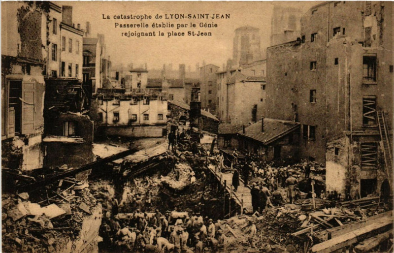 Carte postale ancienne La Catastrophe de Lyon Saint-Jean à Lyon