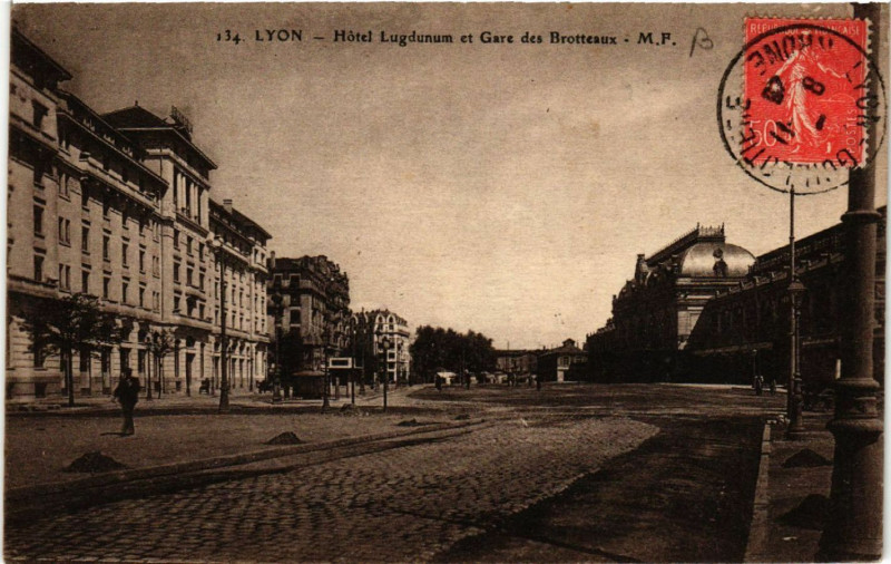 Carte postale ancienne Lyon - Hotel Lugdunum et Gare des Brotteaux à Lyon