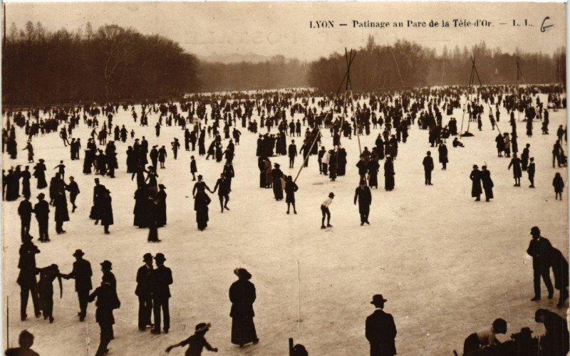 Carte postale ancienne Lyon - Patiange au Parc de la Tete d'Or à Lyon