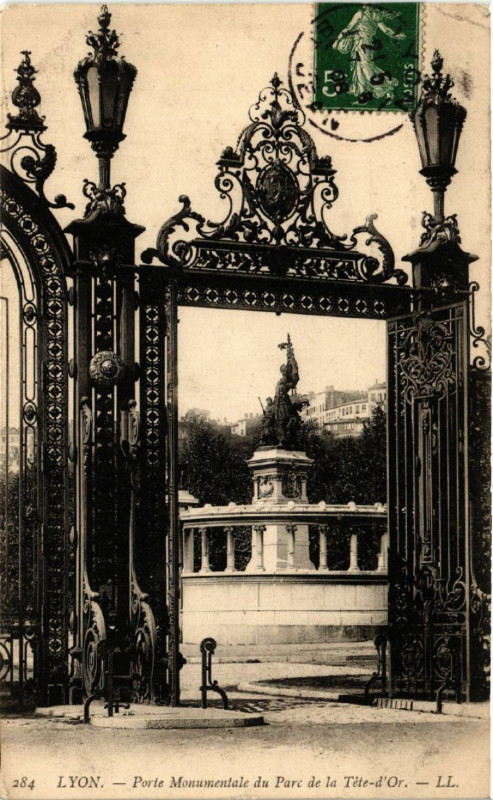 Carte postale ancienne Lyon - Porte Monumentale du Parc de la Tete-D'or à Lyon