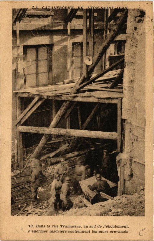 Carte postale ancienne Dans la rue Tramassac au sud de l'Eboulement
