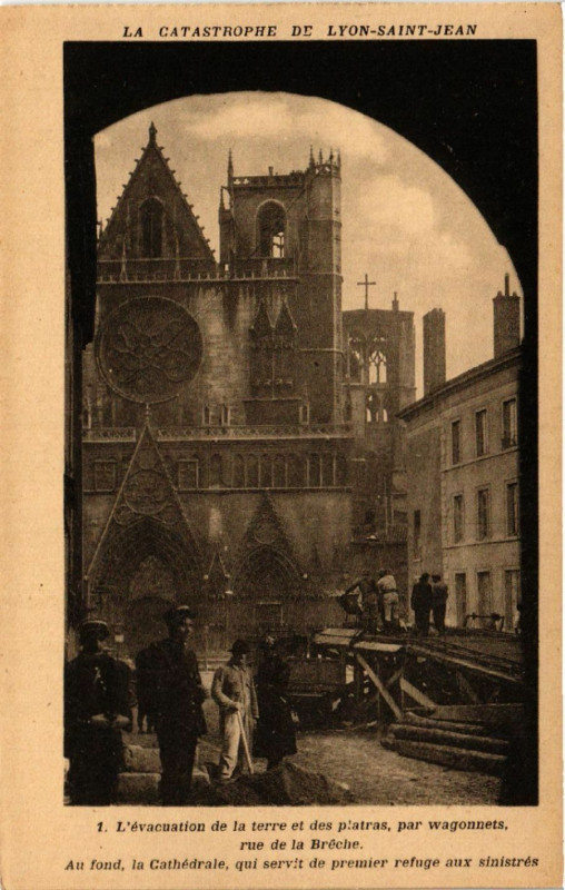 Carte postale ancienne L'Evacuation de la terre et des platras par wagonnets