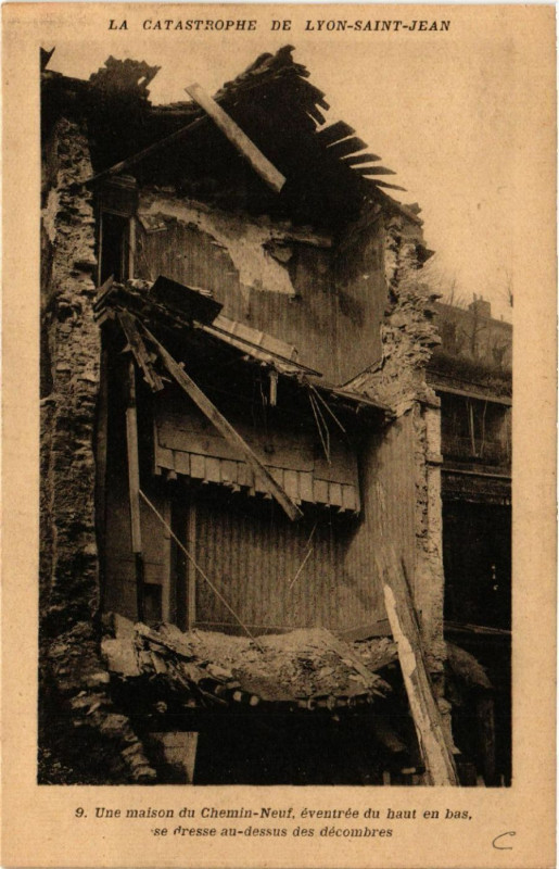 Carte postale ancienne Une Maison du chemin neuf eventere du haut en bas