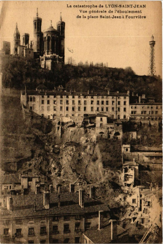 Carte postale ancienne La catastrophe de Lyon Saint-Jean Vue générale de l'Eboulement de à Lyon