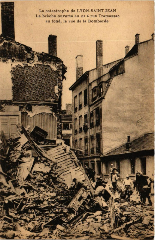 Carte postale ancienne La catastrophe de Lyon Saint-Jean La breche ouverte au no 4 rue T à Lyon