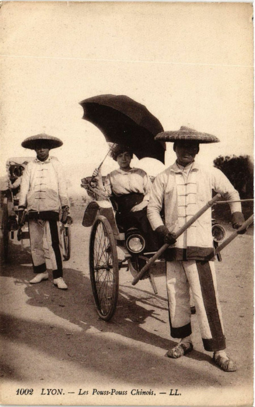 Carte postale ancienne Lyon - Les Pouss-Pouss Chinois à Lyon