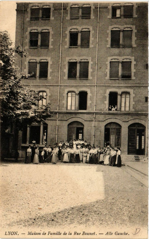 Carte postale ancienne Lyon - Maison de Famille de la Rue Bossuet à Lyon