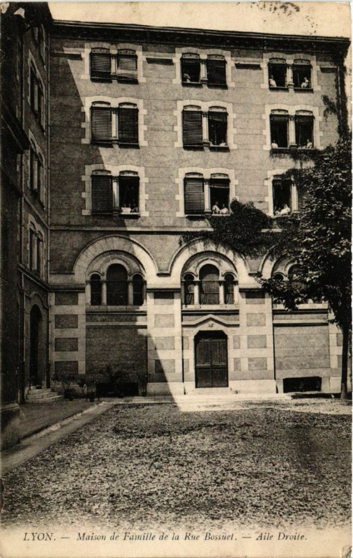 Carte postale ancienne Lyon - Maison de Famille de la Rue Bossuet à Lyon