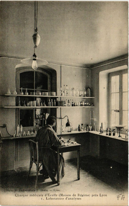Carte postale ancienne Clinique medicale d'ECULLYpres Lyon à Lyon