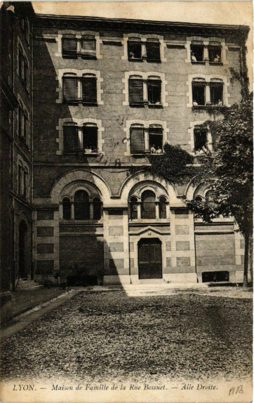Carte postale ancienne Lyon - Maison de famille de la Rue Bossuet à Lyon