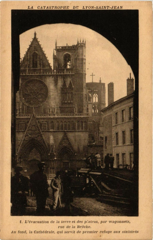 Carte postale ancienne L'Evacuation de la terre et des platras par wagonnets