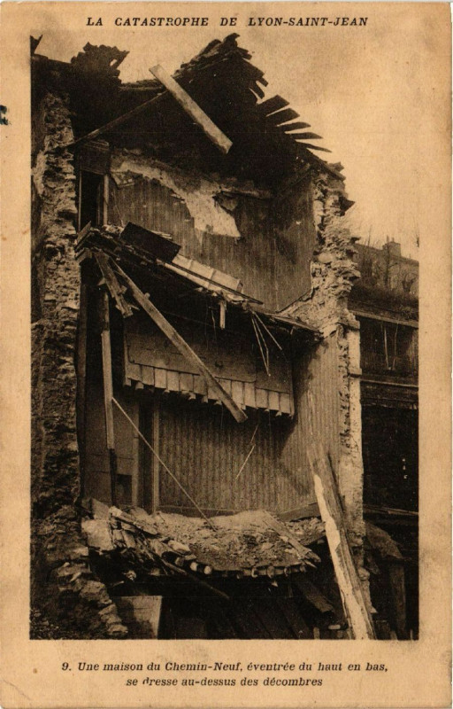 Carte postale ancienne Une Maison du chemin neuf eventere du haut en bas