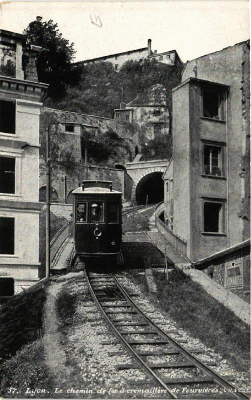 Carte postale ancienne Lyon - Le Chemin de fer acreamillere de FOURVIEREs à Lyon