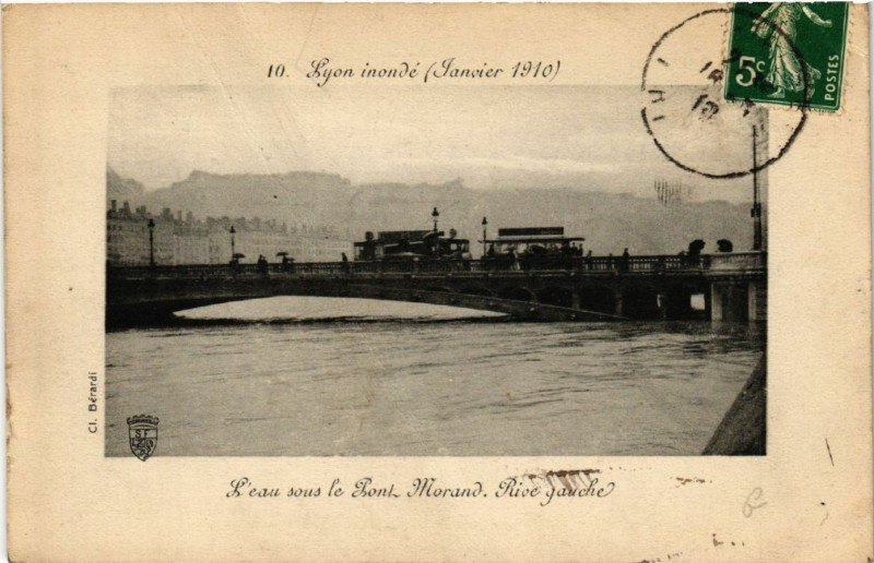 Carte postale ancienne Lyon inonde - L'Eau sous le Pont à Lyon
