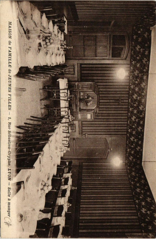 Carte postale ancienne Maison de Famille de Jeunes Filles Rue Sebastian Gryphe Lyon à Lyon