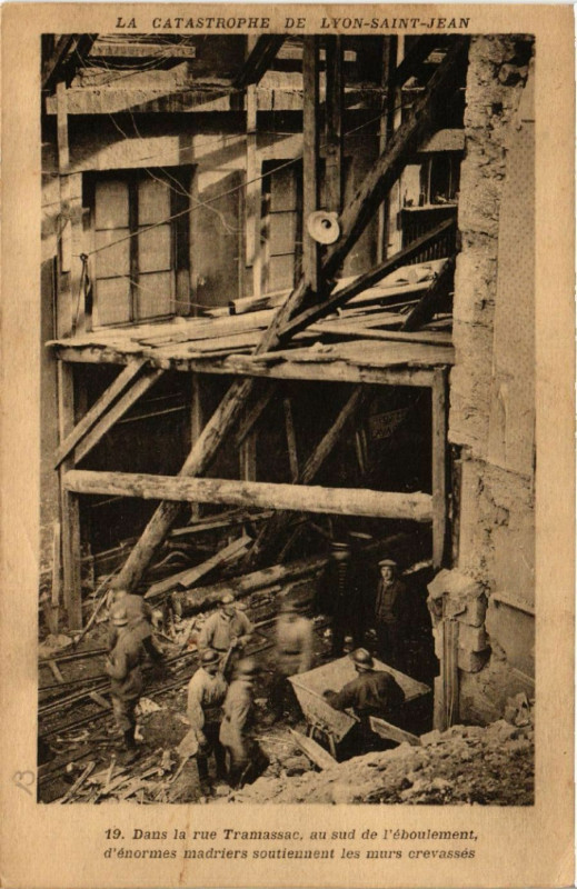 Carte postale ancienne Dans la rue Tramassac au sud de l'Eboulement