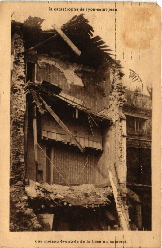 Carte postale ancienne Une maison Eventere de la base au sommet