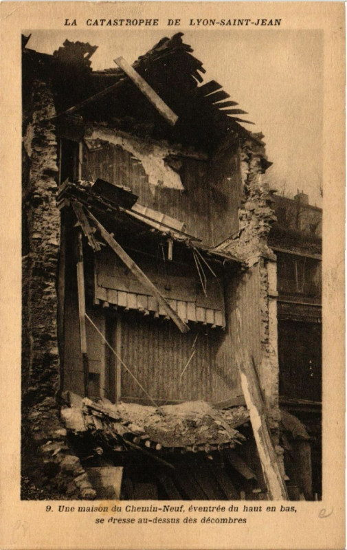 Carte postale ancienne Une Maison du chemin neuf eventere du haut en bas
