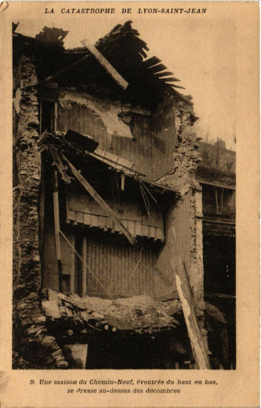 Carte postale ancienne Une maison du Chemin-Neuf evenrée du haut en bas