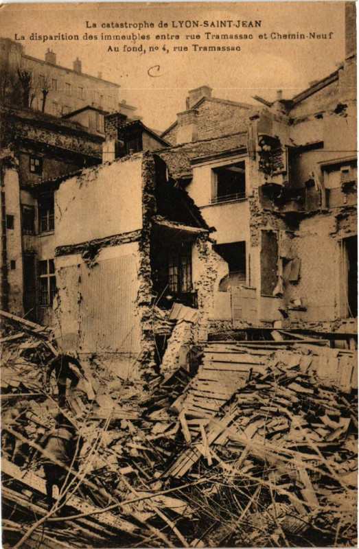 Carte postale ancienne La catastrophe de Lyon Saint-Jean La dispiration des immeubles en à Lyon