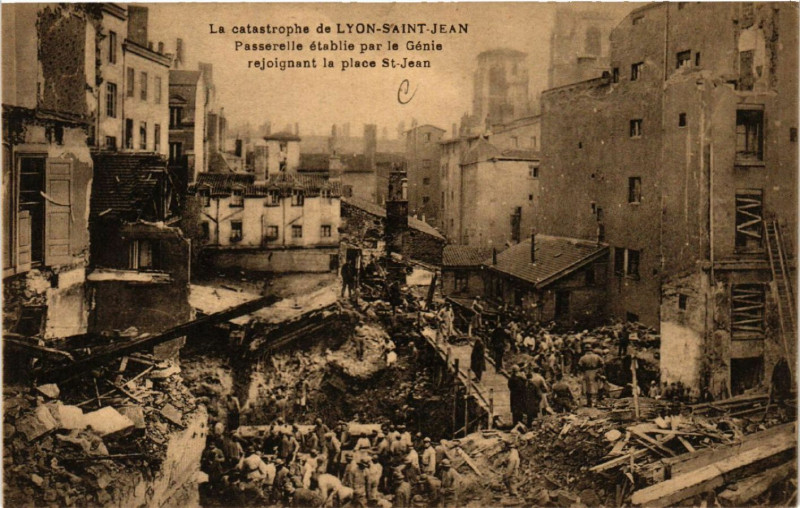 Carte postale ancienne La Catastrophe de Lyon Saint-Jean à Lyon