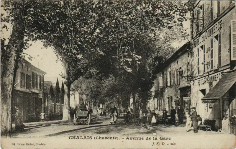 Carte postale ancienne Chalais Avenue de la Gare à Chalais