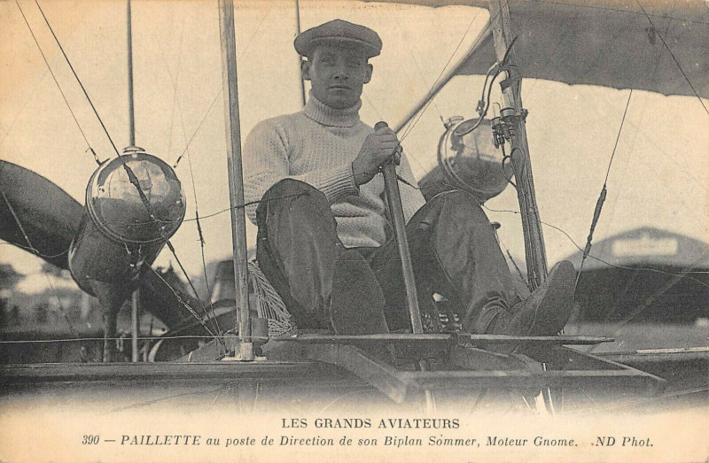 Carte postale ancienne Aviation Les Grands Aviateurs Paillette Au Poste De Direction De Son Biplan