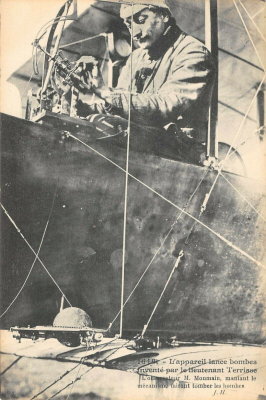 Carte postale ancienne Aviation L'Appareil Lance Bombes Invente Par Le Lieutenant Terrisse
