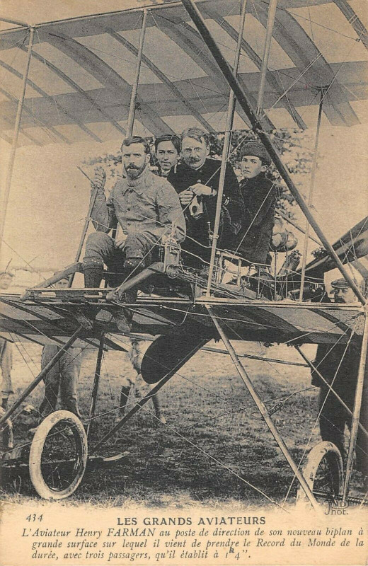 Carte postale ancienne Aviation Les Grands Aviateurs L'Aviateur Henry Farman Au Poste De Direction