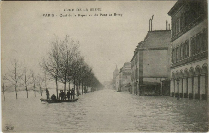 Carte postale ancienne Crue de la Seine - Quai de la Rapée vu du Pont de Bercy à Paris 12e