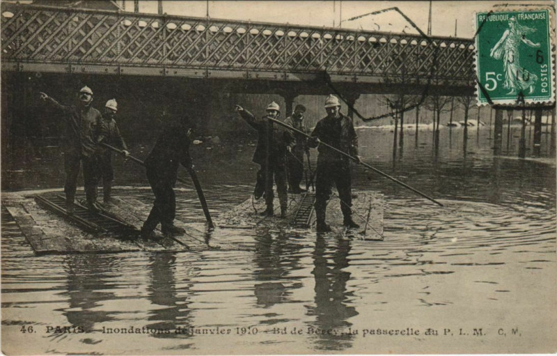 Carte postale ancienne Inondations de janvier 1910 - Boulevard de Bercy, la passerelle du P. L. M. à Paris 12e
