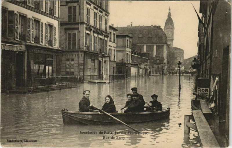 Carte postale ancienne Inondation de Paris, Janvier-Février 1910 - Rue de Bercy à Paris 12e
