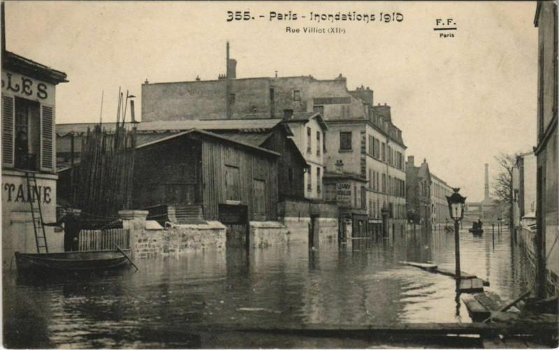 Carte postale ancienne Inondations 1910 - Rue Villiot à Paris 12e