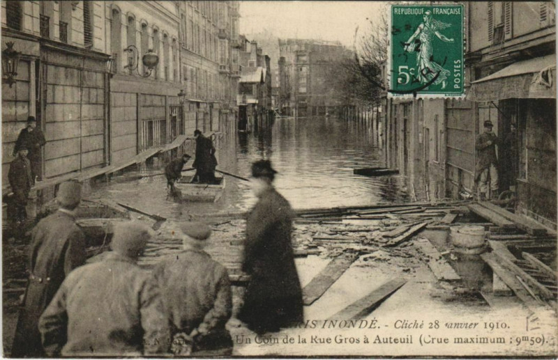 Carte postale ancienne Paris inondé - Cliché 28 Janvier 1910 - Un Coin de la Rue Gros à Auteuil à Paris 16e