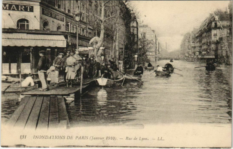 Carte postale ancienne Inondations de Paris (Janvier 1910) - Rue de Lyon à Paris 12e