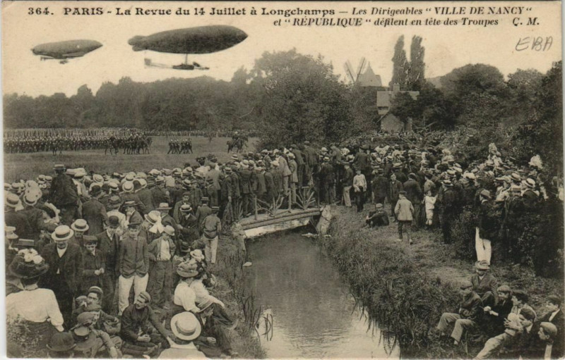 Carte postale ancienne La Revue du 14 Juillet à Longchamps - Les Dirigeables Ville de Nancy et République défilent en tête des Troupes à Paris 16e
