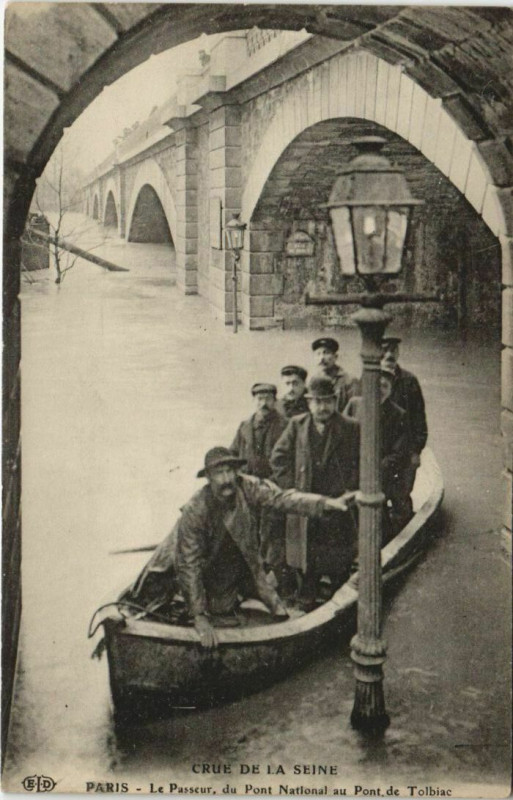 Carte postale ancienne Crue de la Seine - Le Passeur, du Pont National au Pont de Tolbiac à Paris 13e