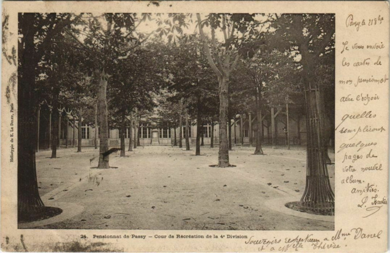 Carte postale ancienne Pensionnat de Passy - Cour de Récréation de la 4e Division à Paris 16e