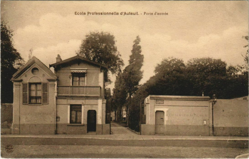 Carte postale ancienne Ecole Professionnelle d'Auteuil. - Porte d'entrée à Paris 16e