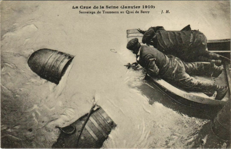 Carte postale ancienne La Crue de la Seine (Janvier 1910) - Sauvetage de Tonneaux au Quai de Bercy à Paris 12e