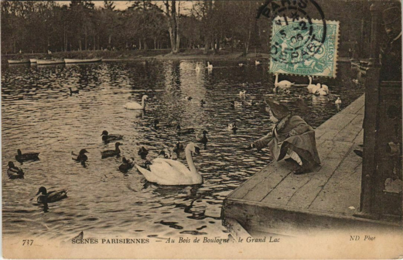 Carte postale ancienne Au Bois de Boulogne : Le Grand Lac à Paris 16e
